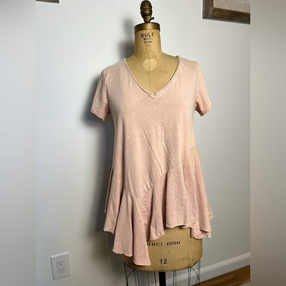Anthropologie eri + ali pale pink w/ pale tie dye print v neck asymmetrical top